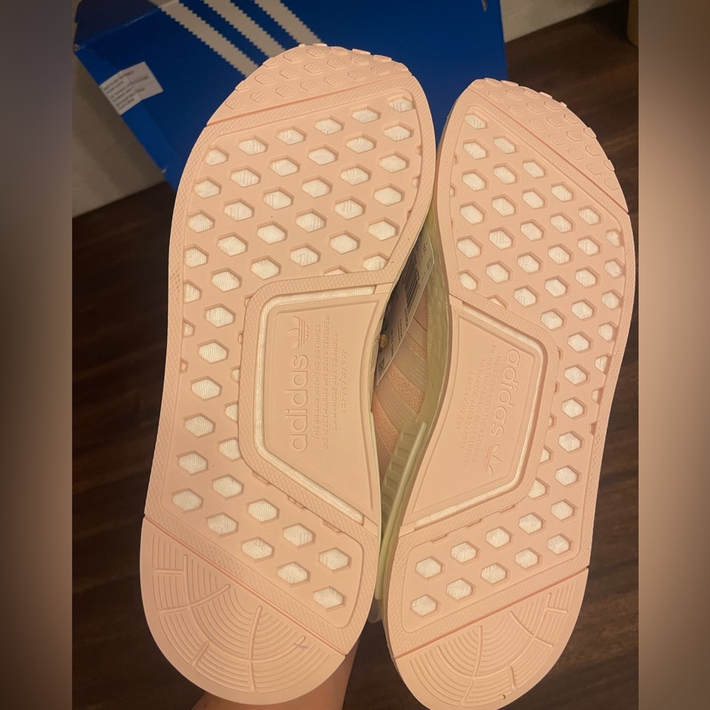 New size‎ 8.5 Adidas NMD_R1 W pink running shoes. IG8337 - Picture 6 of 9